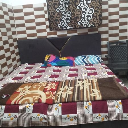 Mero Vrindavan Dham Hotel Buitenkant foto